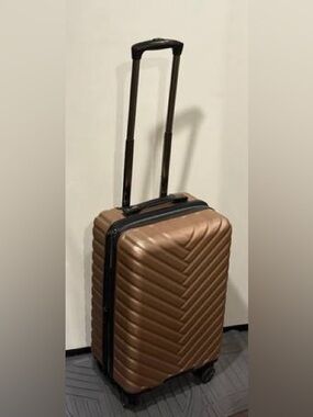 Kenneth Cole Designer Carry-on Hardshell Spinner Suitcase